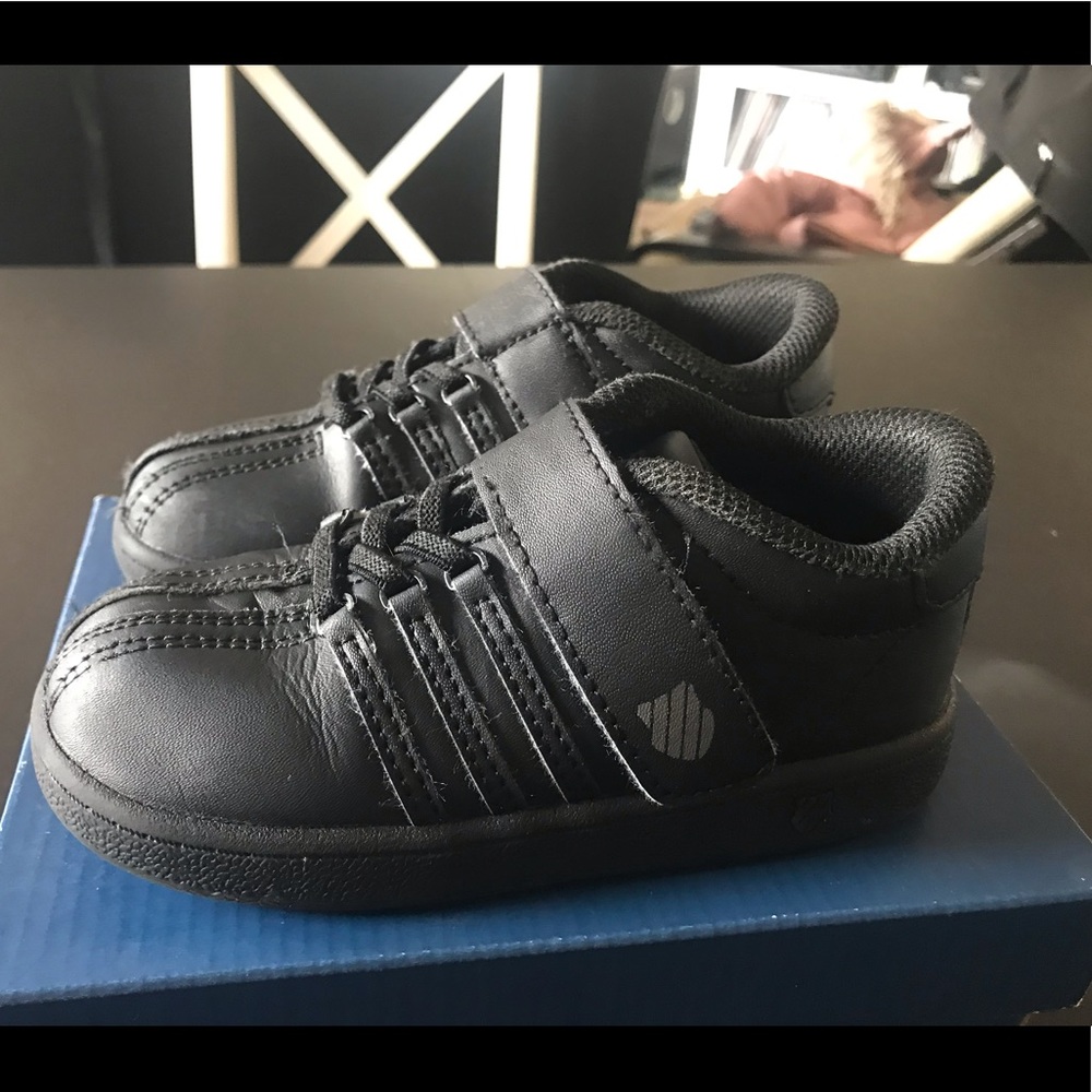 Infants K-Swiss Classic VN black shoes.